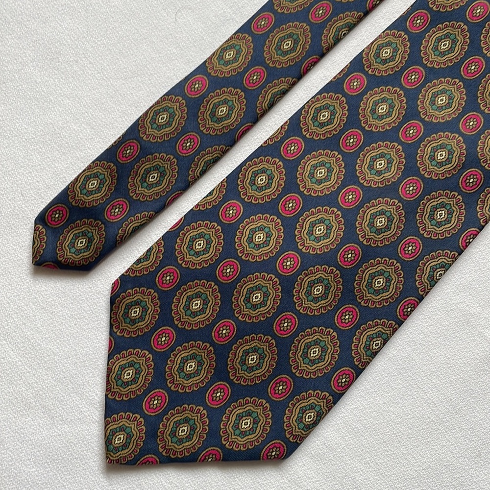 Yves Saint Laurent medallion Foulard 100% silk made in Canada - Picture 8 of 9